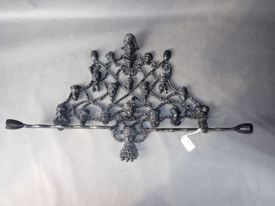 un objet métallique posé sur une surface blanche