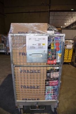 un chariot sur lequel sont empilées de nombreuses boîtes