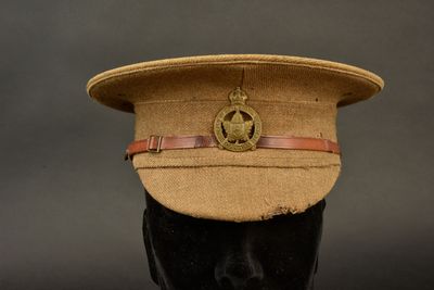 un chapeau posé sur la tête d'un mannequin, avec une ceinture en cuir