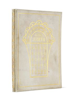 un vieux livre dont la couverture est ornée d'un motif doré