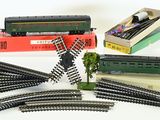 un grand nombre de trains miniatures posés sur une table