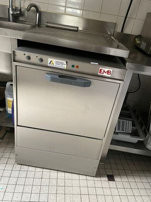 un lave-vaisselle en acier inoxydable au milieu d'une cuisine
