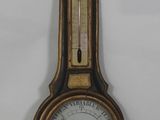 une horloge accrochée au mur sur laquelle est représenté un oiseau