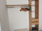 une photo d'une chambre avec un placard et un lit