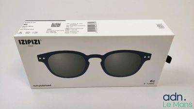 La boîte des lunettes de soleil est ouverte sur la table.