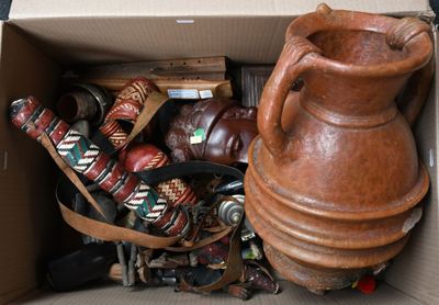 une boîte remplie d'objets assortis qui s'y trouvent