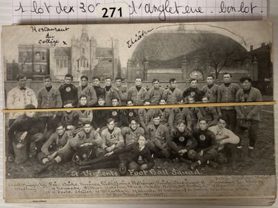 une vieille photo d'une équipe de baseball posant pour une photo
