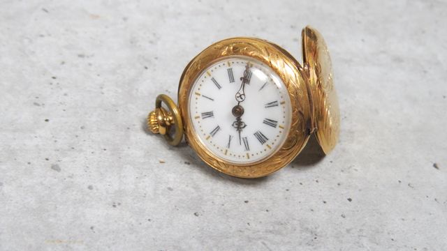 Montre de col « à gousset » en or 750‰. Cache poussière en or. En...