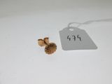 un petit coquillage et une étiquette posés sur une table blanche
