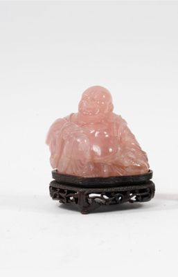 paire de figurines en jade rose représentant un Bouddha assis, posées sur un socle noir