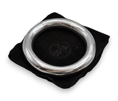 une bague en argent posée sur un tissu noir