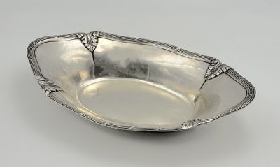 BANNETTE en argent 800 mil., le bord à filets rubans et larges agrafes - Photo 1