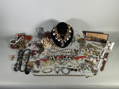 de nombreux bijoux posés sur une table blanche