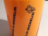 une tasse jaune sur laquelle est dessinée une abeille