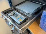 une étagère métallique sur laquelle sont posés un écran et un ordinateur portable