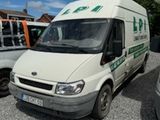 une camionnette blanche garée à côté d'une camionnette blanche