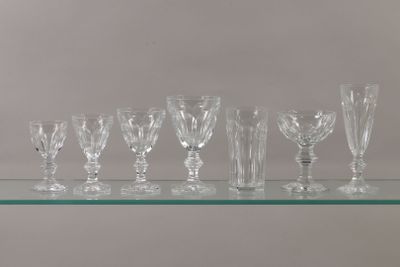 une étagère en verre sur laquelle sont disposés de nombreux verres à vin