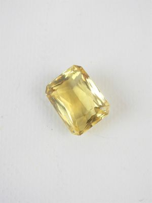 un saphir jaune sur un fond blanc