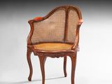 une chaise ancienne en bois avec une assise en osier, sur fond blanc