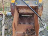un bulldozer qui est à l'arrêt sur le gravier