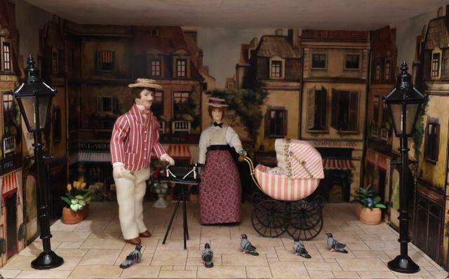 Diorama. Composition miniature, dans une vitrine en bois, vitre e...