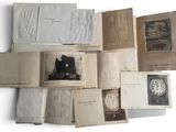 une pile de vieux livres posée sur une surface blanche