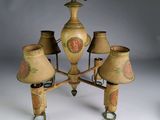 un lustre comportant cinq lampes de chaque côté