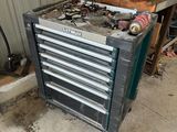 un établi sur lequel sont posés des outils dans un garage