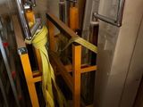 une échelle munie d'une poignée, dans une pièce