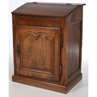 une vieille armoire en bois avec une porte et un tiroir au-dessus