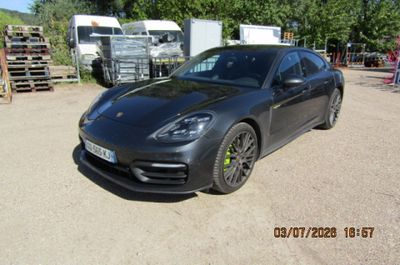 La Porsche Panamera noire est garée sur le parking.