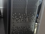 un ordinateur posé sur un bureau