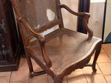 une chaise posée sur le sol d'une pièce