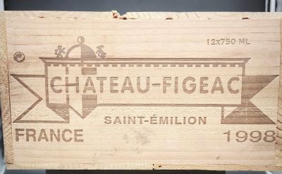 une caisse en bois sur laquelle est accrochée une pancarte indiquant « Château de Figac »