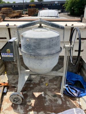 une bétonnière installée à l'arrière d'un camion