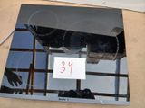 une photo d'une plaque de cuisson en verre sur laquelle est posée une étiquette de prix