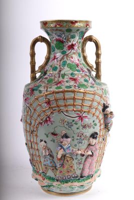 un vase avec un tableau posé sur une table