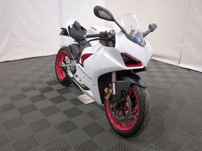 une moto posée sur un sol à damier noir et blanc