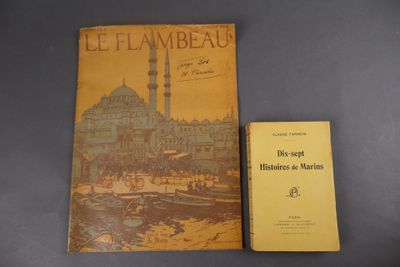 deux livres posés sur une table, avec une photo d'une mosquée en arrière-plan