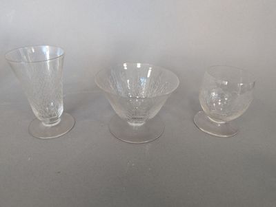 trois vases en verre posés l'un à côté de l'autre sur une table