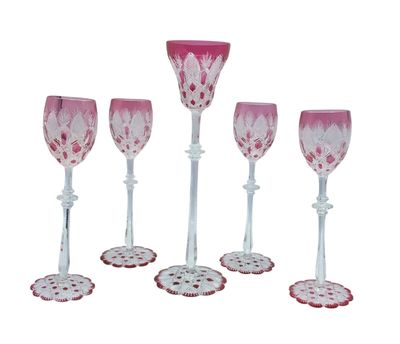 six verres à vin roses et blancs empilés les uns sur les autres