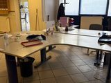 une pièce avec une table, des chaises et un ordinateur portable posé dessus