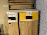 deux poubelles dans un coin de la pièce