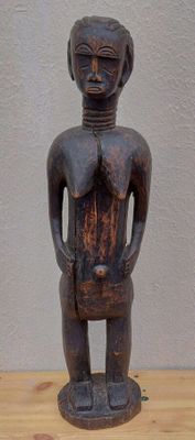 une image représentant une statue en bois d'une femme avec un bébé