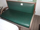 un banc vert dans un coin de la pièce