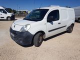 une camionnette blanche garée dans un parking