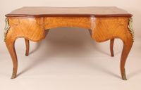 Bureau plat de forme galbée, en bois de placage marqueté en … (photo 6)