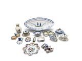 de nombreuses pièces de porcelaine différentes exposées sur la table