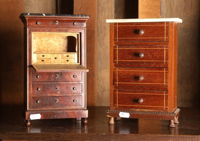 deux petits tiroirs en bois et une armoire posés sur une table