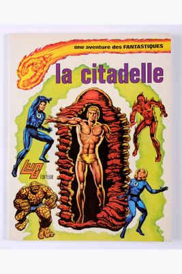 la couverture de la bande dessinée « La Citadelle », sur laquelle figure un homme entouré d'un groupe de super-héros